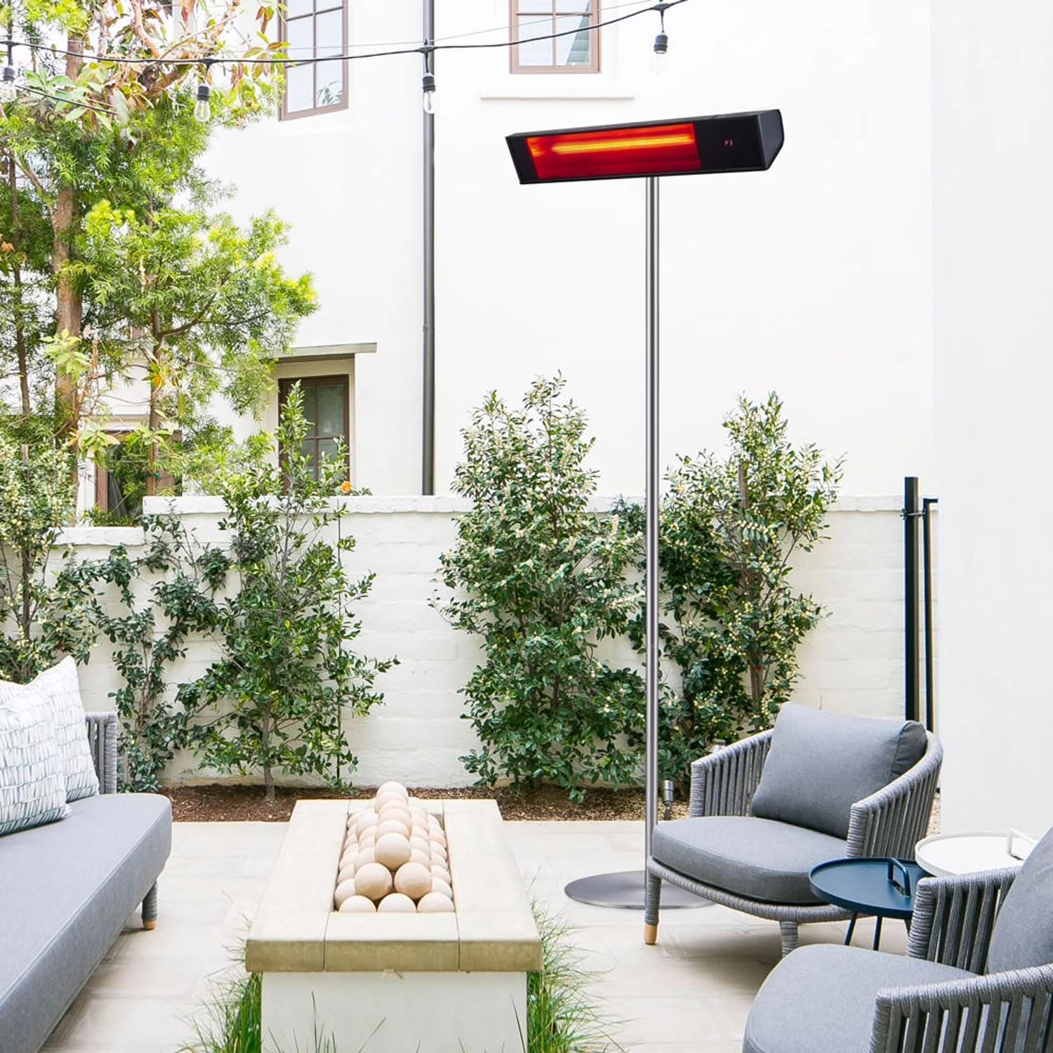 CALDO-VETRO-NERO-PIEDISTALLO-WIFI-ambientata - SINED | Docce in piscina | Lettini da giardino | Caminetti elettrici! Infrarossi