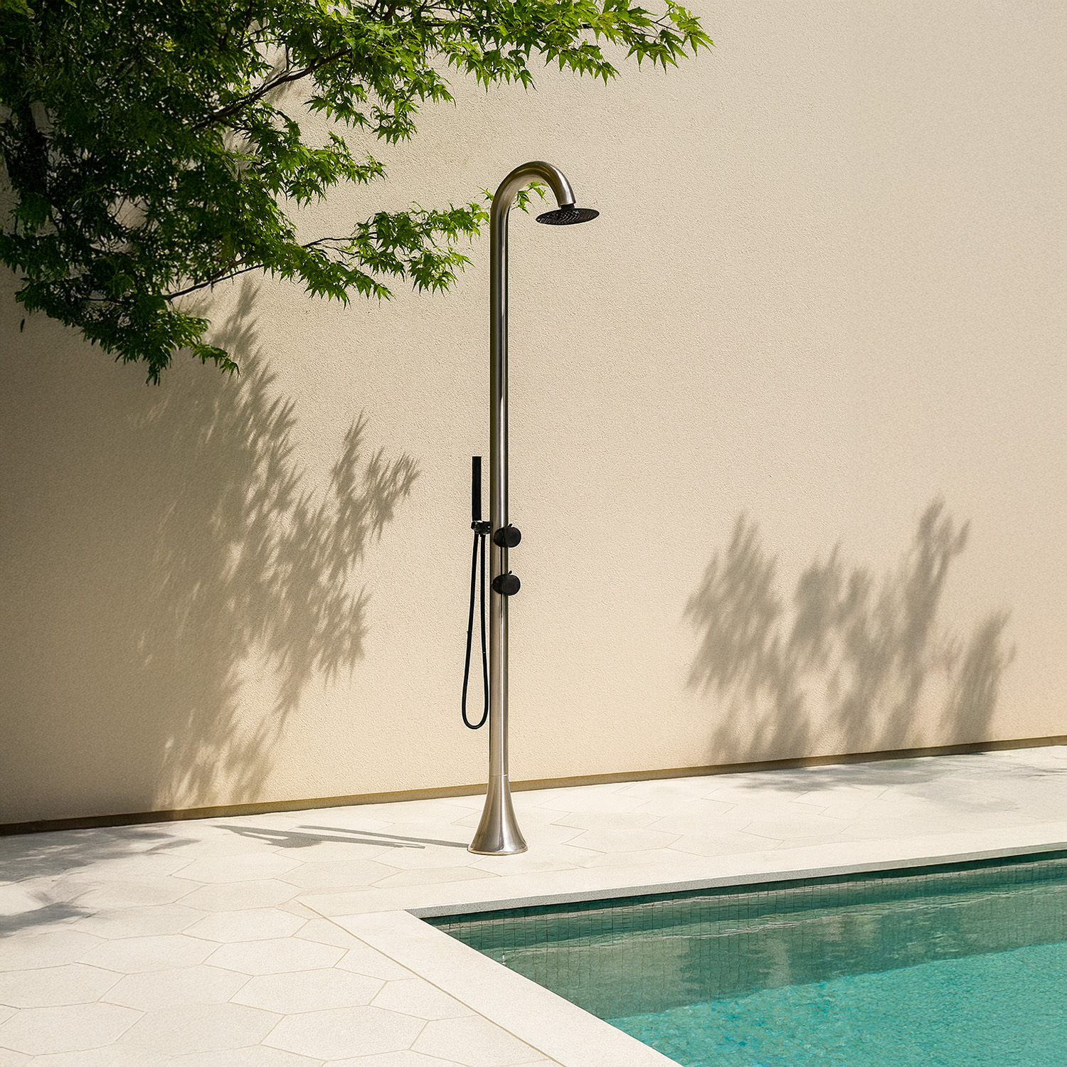 DOCCIA-LUNA-DUO-INOX-NERA-ambientata - SINED | Docce in piscina | Lettini da giardino | Caminetti elettrici! Infrarossi
