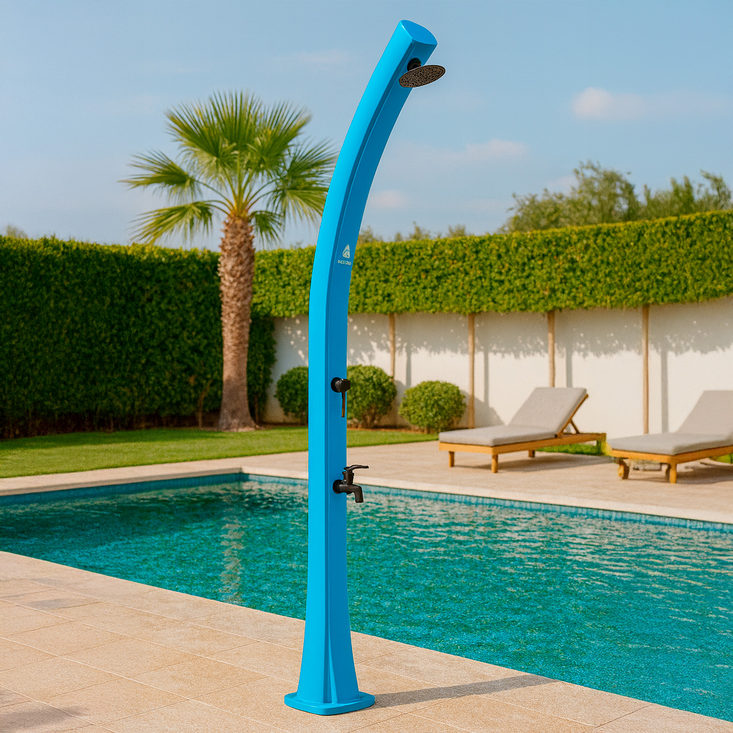 DOCCIA-SOLE-BLU-ambientata - SINED | Docce in piscina | Lettini da giardino | Caminetti elettrici! Infrarossi