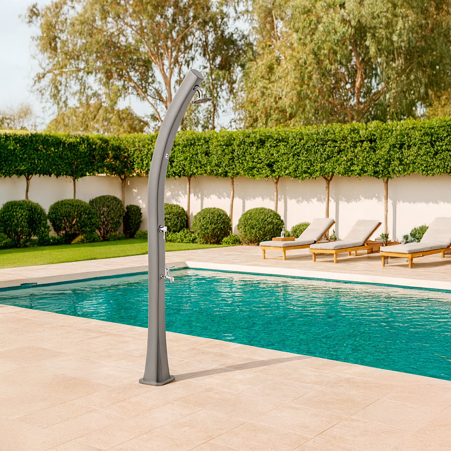DOCCIA-SOLE-GRIGIA-ambientata - SINED | Docce in piscina | Lettini da giardino | Caminetti elettrici! Infrarossi