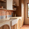 RUBINETTO-LAVELLO-LEVANTE-ESTRAIBILE-ORO-ROSA RUBINETTO LAVELLO LEVANTE ESTRAIBILE ORO ROSA Ambientata 1 100x100